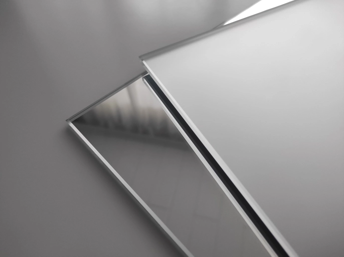 Matter Spiegel / Frozen Mirror